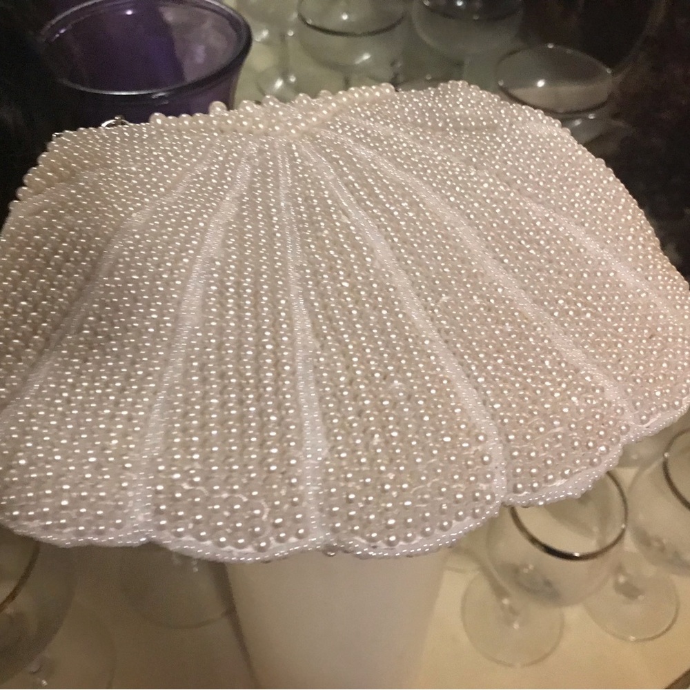 Evening bag with pearls.